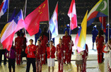 徐莉佳任中国代表团旗手 着红西服高举五星红旗