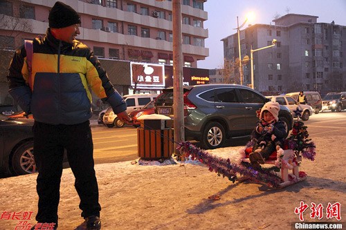 吉林男子自制“圣诞雪橇”接儿子放学