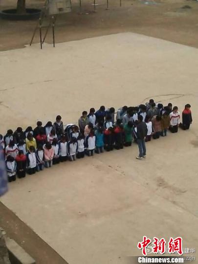 　网友爆料，23日江西于都汾坑初中一班级学生全体在学校操场被跪罚，在网络上引起热议