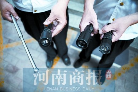 郑州8名小学生持警棍、电击枪街头“火拼”