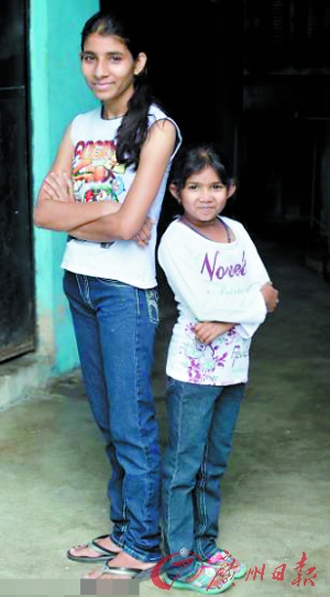 印度“迷你妹”20岁姑娘体重仅19公斤 5岁童颜