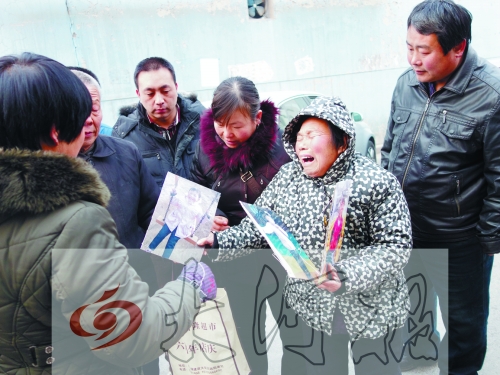 昨日在法庭外，看着孙女和外孙女的照片，任书廷老泪纵横