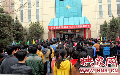 西平县艺术高中科技楼前一片热闹景象