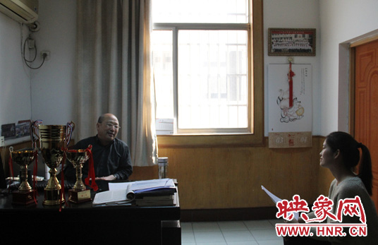 张校长在访谈中十分热情、平易近人