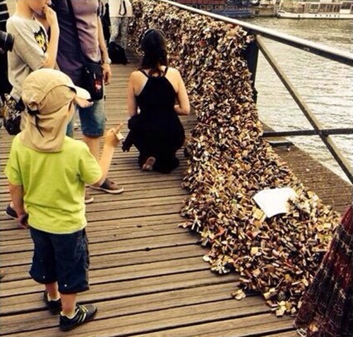 微博网友“@法国人nanoF”上传的爱情桥“垮塌”照片