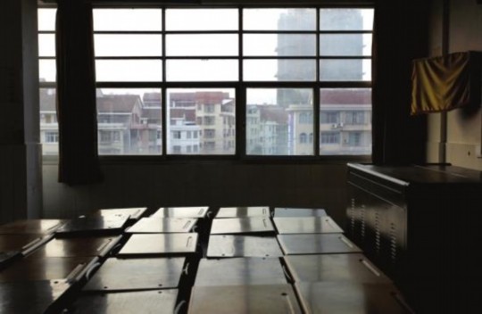 6月18日，石门县第一中学，空无一人的教室，张拓夫就从这扇窗户跳楼身