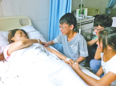 来探望老师的学生挤满了病房