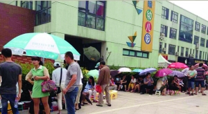 金坛市实验幼儿园门前，家长在排队