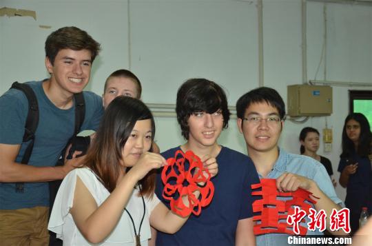 美国学生学习中国剪纸