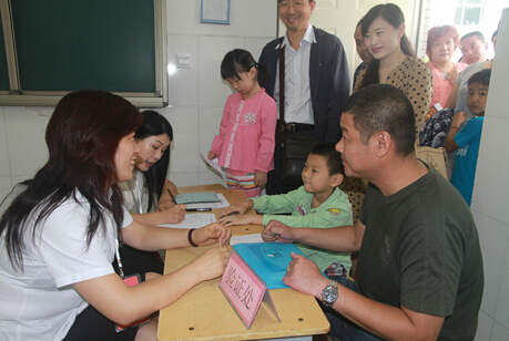老师们贴心的为家长们服务