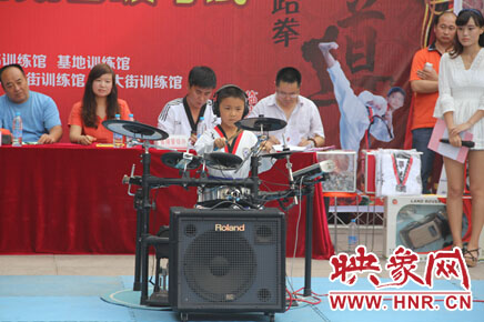 小学员带来的“架子鼓”表演