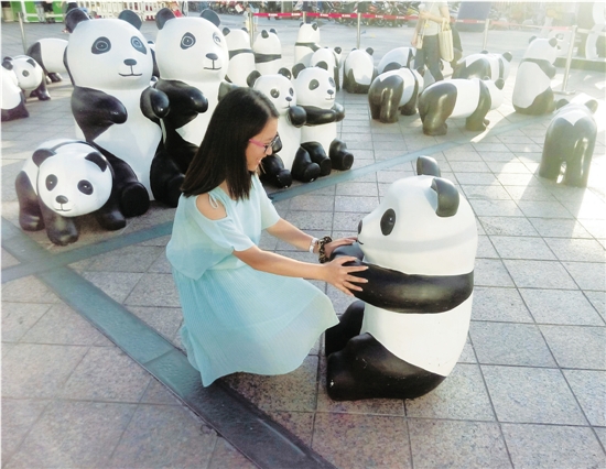 浙江理工大学学生梁倩倩在奉化银泰，与“熊猫”来次亲密接触