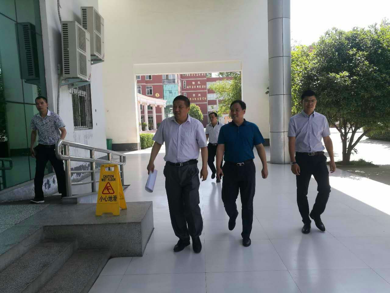 花林阔书记带领杨红伟校长参观食堂 花林阔书记带领杨红伟校长参观食堂
