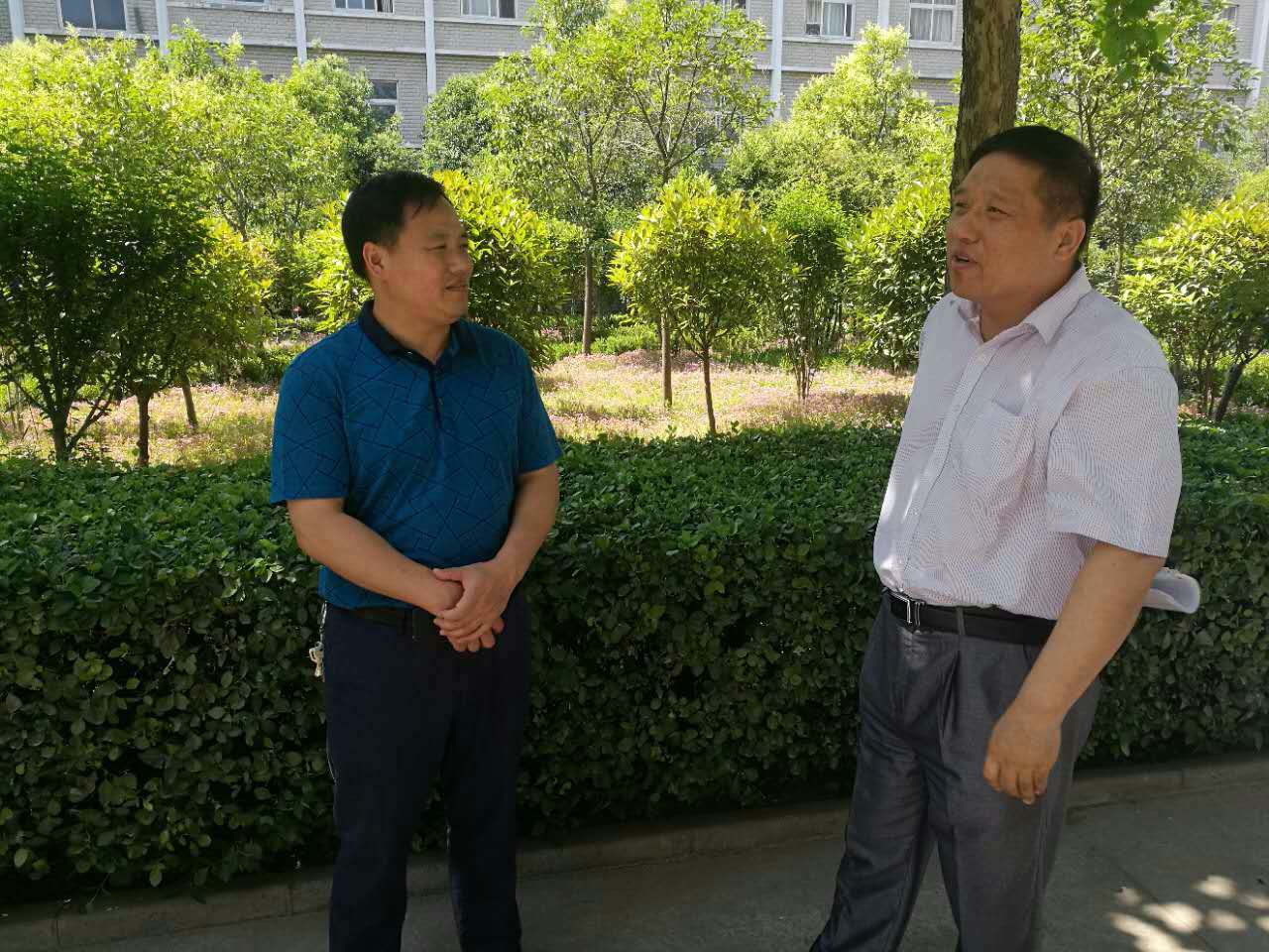 两支部负责人亲切交流 两支部负责人亲切交流