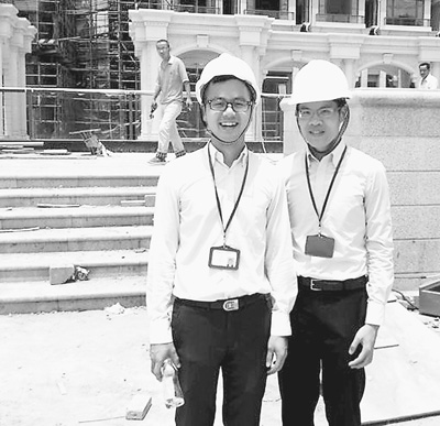 香港大学学生区俊禧（左）在上海一楼盘工地