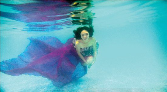 从水下拍的摄影作品充满梦幻效果，王笑笑如同蓝色大海中的“美人鱼”
