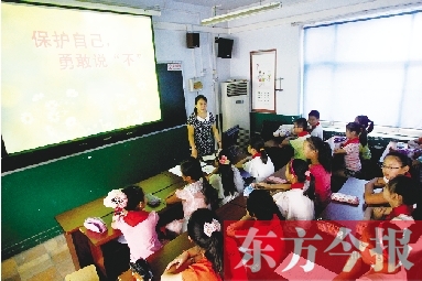 　昨天上午，郑州市第七中学，“开学第一堂法律课”，省高院院长张立勇向孩子们介绍普法漫画书