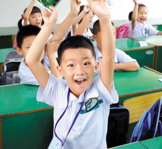 　　新学期在“减负新规”的争议声中开始了，广州很多学校还是照常布置作业。但也有学校支持“减负新规”，