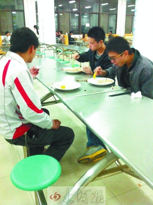 在郑州一所高校食堂内，大多数学生都是“光盘族”