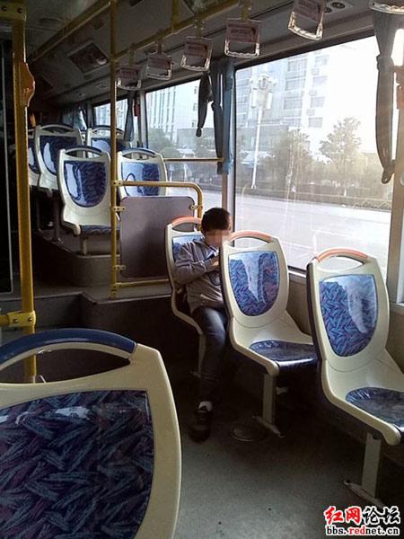 网友“左眼流泪”看见一位在公交车上写作业的小男孩