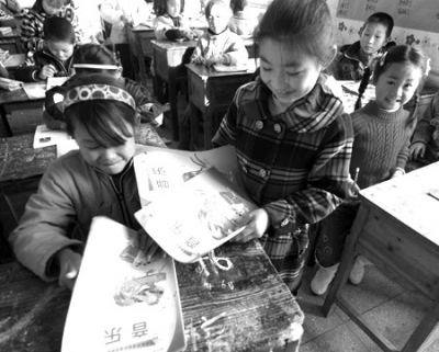 农村的孩子领到循环使用的教材露出开心的笑容　