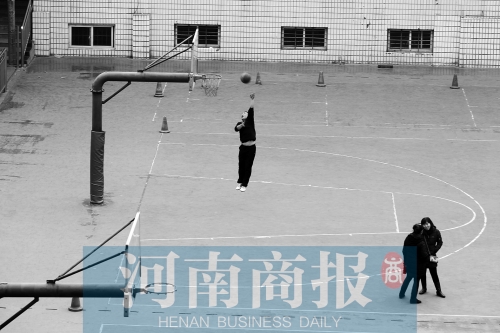 目前，郑州市有超过30所学校对社会开放体育设施