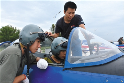 8月26日，来自吉林、湖北、山东的青少年航空学校的高中学生，进行了首次飞行体验活动