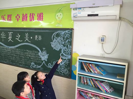 孩子们对空气净化器新奇不已