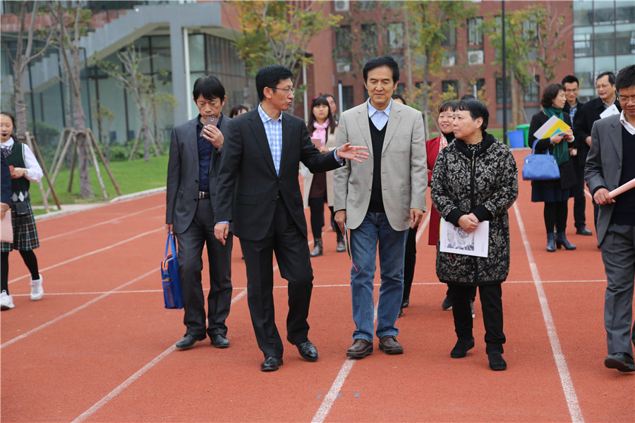 董震校长带领评估小组参观校园