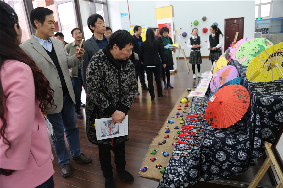 观看美艺之醺手工艺术社团作品展