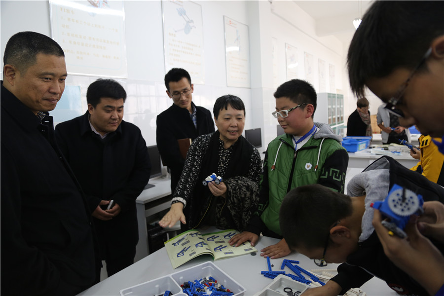 与创新机器人社团学生亲切交流