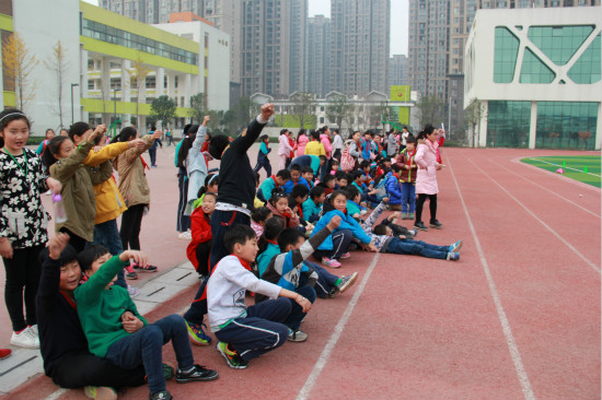 啦啦队队员们在为班级队员呐喊