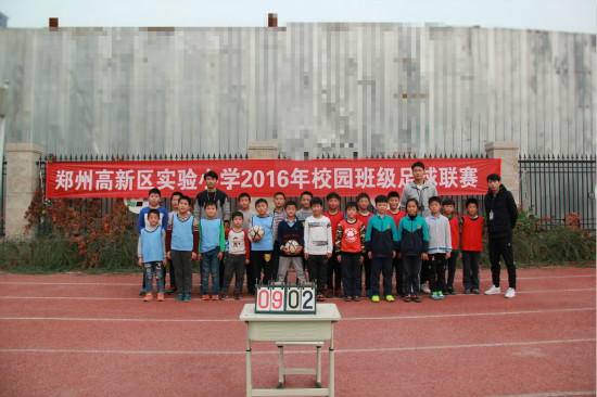 运动员与裁判进行赛后合影