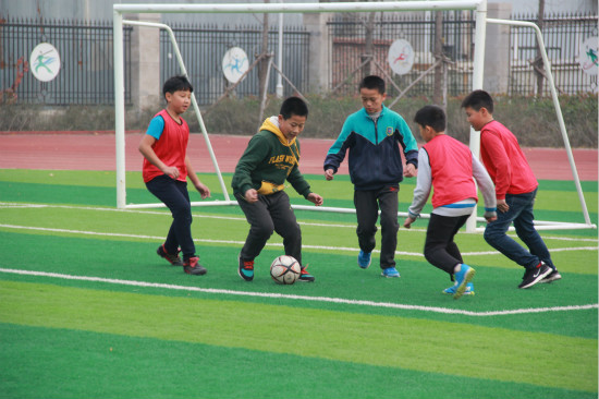 运动员在进行激烈的班级足球联赛