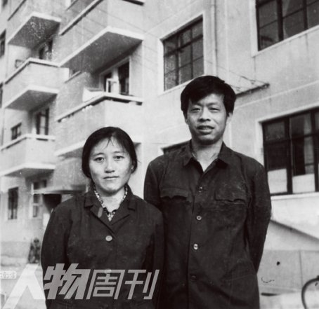 1980年，李银河与王小波结婚时在宿舍楼下