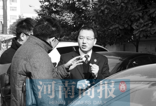 张晓华(右)对记者说,他之所以选择沉默,是不想给他们“添乱” 张晓华(右)对记者说,他之所以选择沉默,是不想给他们“添乱”
