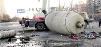 　　水泥罐车被撞得车、罐分离