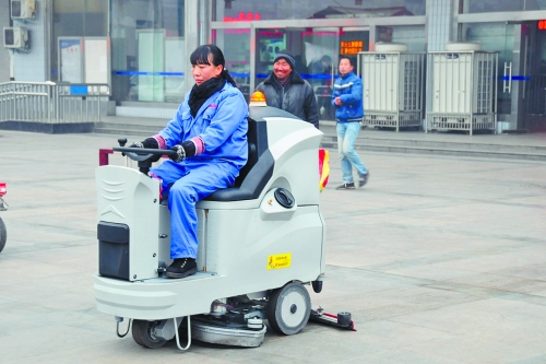 洛阳火车站新购3台洗地机提高保洁作业效率，成为站前广场一道风景