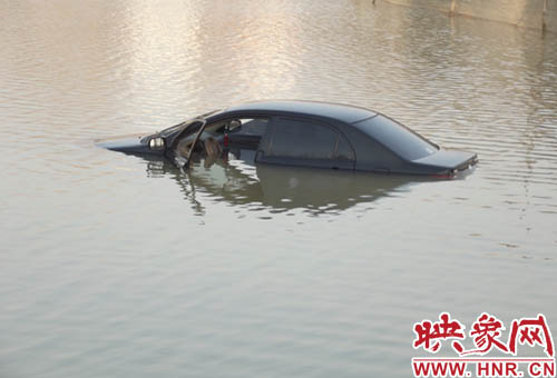3月10日清晨，一辆黑色轿车掉入民权县东沙河中