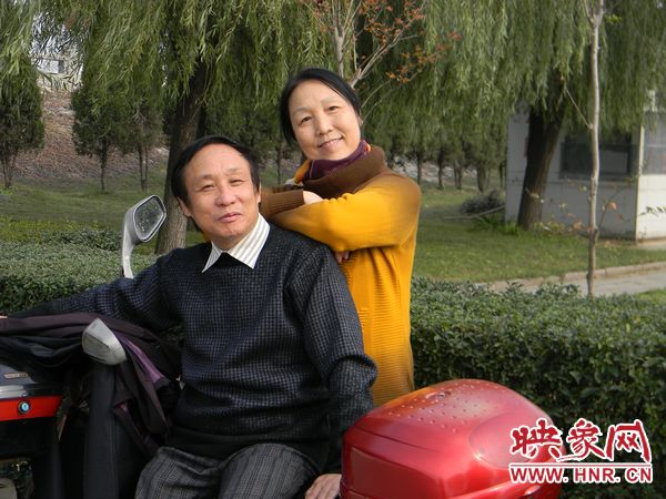 南阳退休夫妇醉心音乐数十年 将习大大词作制成MV 南阳退休夫妇醉心音乐数十年 将习大大词作制成MV