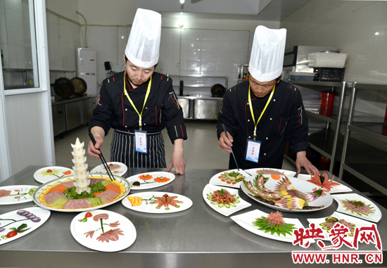 选手采用用双汇香肠为原料制作菜品