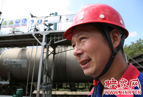 中国石化河南平顶山石油库卸油员在高温下工作
