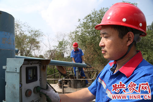 中国石化河南平顶山石油库卸油员在高温下实施卸油作业
