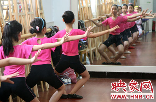 宝丰县青少年校外科技活动中心舞蹈培训班学员在练习舞蹈基本功