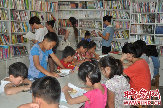 孩子们在认真的看书