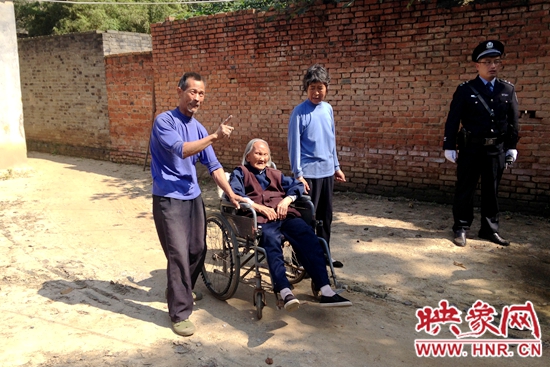 失主杨新奎推着90多岁下肢瘫痪的母亲痛斥盗牛贼