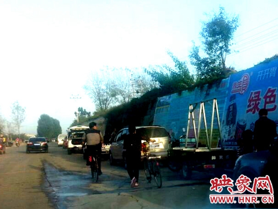 灌水车辆排成队