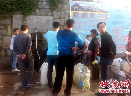 市民争灌山泉水