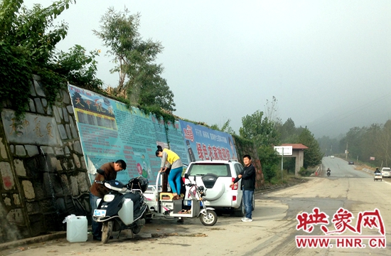 市民争灌山泉水