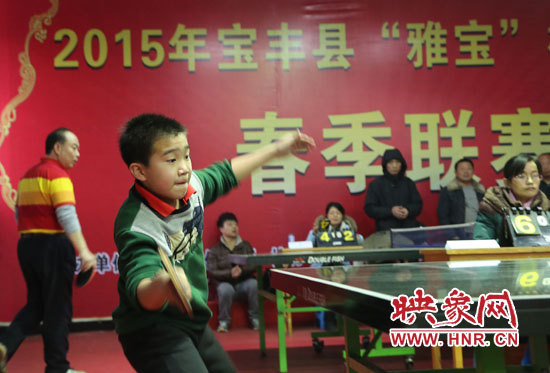 2月22日，乒乓球参赛选手在河南省宝丰阳光青少年俱乐部迎新春乒乓球春季联赛，选手在比赛中激烈角逐。